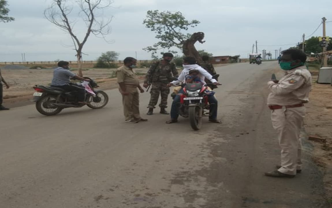 बड़कागांव में चला वाहन चेकिंग अभियान, बिना हेलमेट व मास्क लगाये लोगों का कटा चालान
