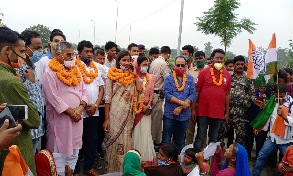 बड़कागांव सत्याग्रह आंदोलन में पहुंचे झारखंड के 6 विधायक, रैयतों की हौसला अफजाई की बड़कागांव सत्याग्रह आंदोलन में पहुंचे झारखंड के 6 विधायक, रैयतों की हौसला अफजाई की