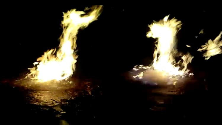 ...और अचानक पानी में उठने लगी आग की लपटें, जानें क्या है पूरा माजरा