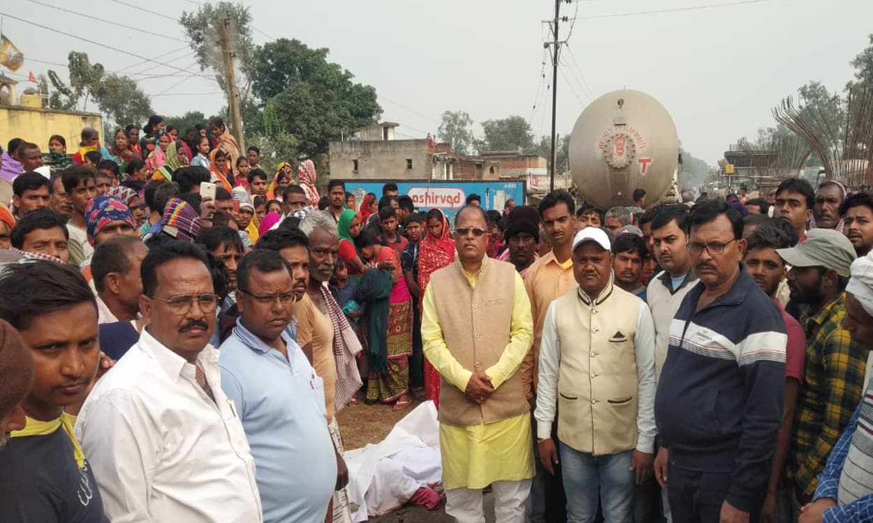 बरकट्ठा में टैंकलॉरी की चपेट में आने से एक व्यक्ति की मौत, विरोध में जीटी रोड घंटों किया जाम