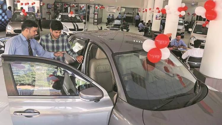 First-Time Car Buyers: क्या आपने भी पहली बार खरीदी है कार? तो गाड़ी की बेहतर सेहत के लिए जान लें ये खास टिप्स