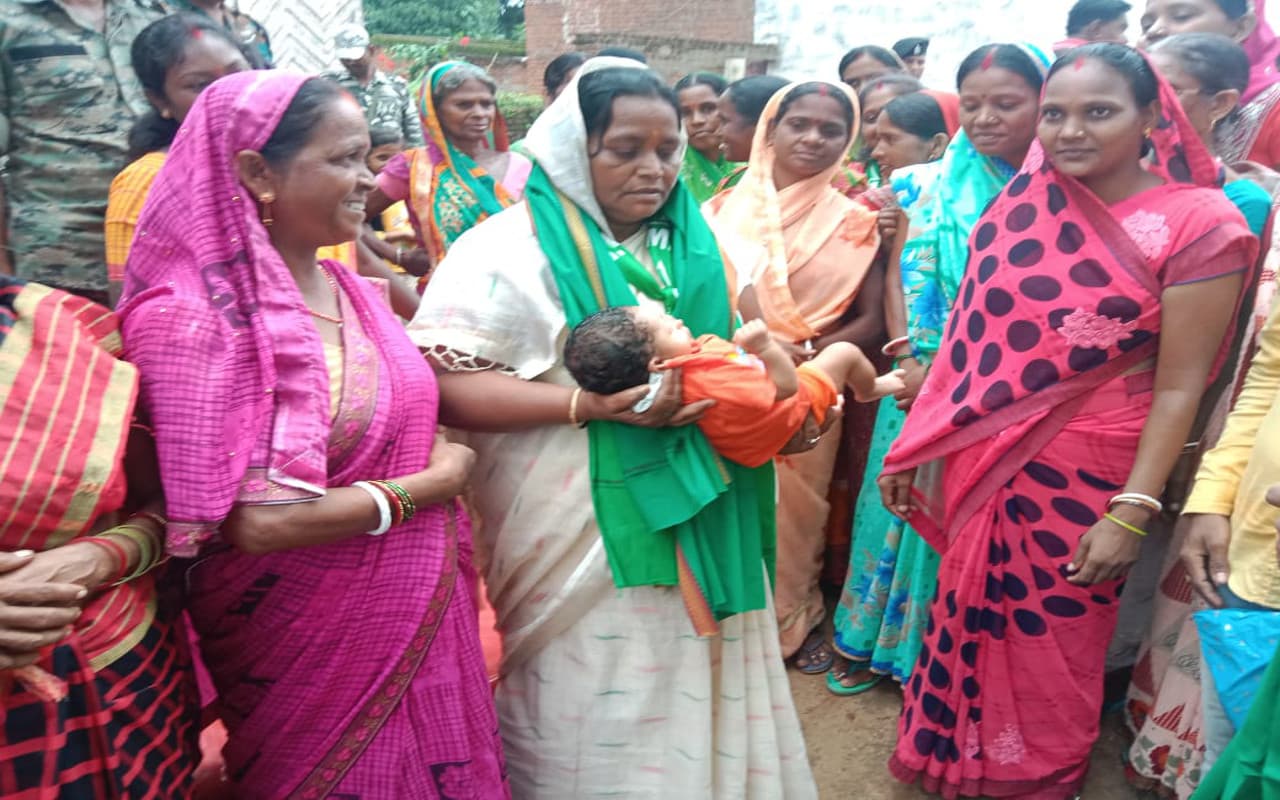 डुमरी उपचुनाव :I-N-D-I-A प्रत्याशी बेबी देवी ने चलाया जनसंपर्क अभियान,बेरमो विधायक ने कार्यकर्ताओं में भरा जोश