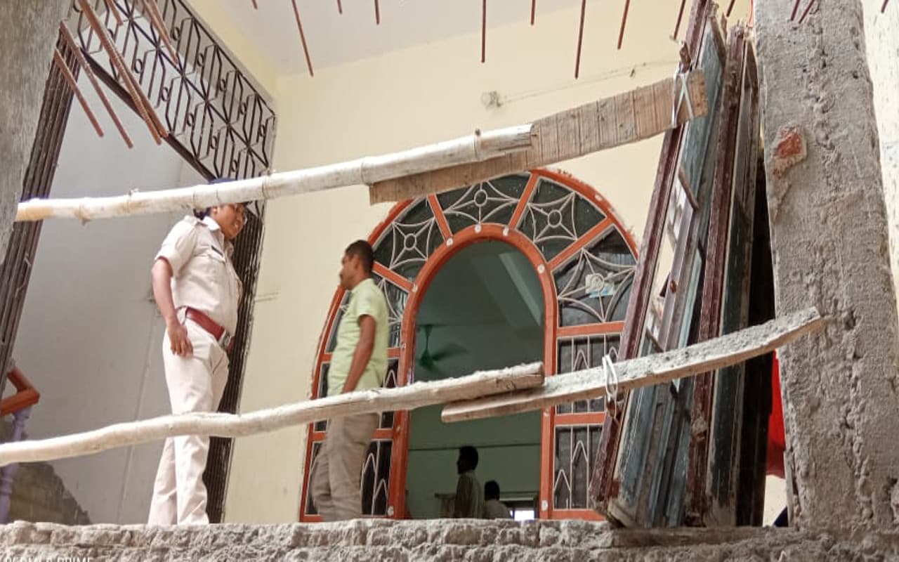 कांग्रेस विधायक कैश मामला : बंगाल CID की टीम पहुंची जामताड़ा, इरफान अंसारी के आवास में खंगाल रही कागजात कांग्रेस विधायक कैश मामला : बंगाल CID की टीम पहुंची जामताड़ा, इरफान अंसारी के आवास में खंगाल रही कागजात