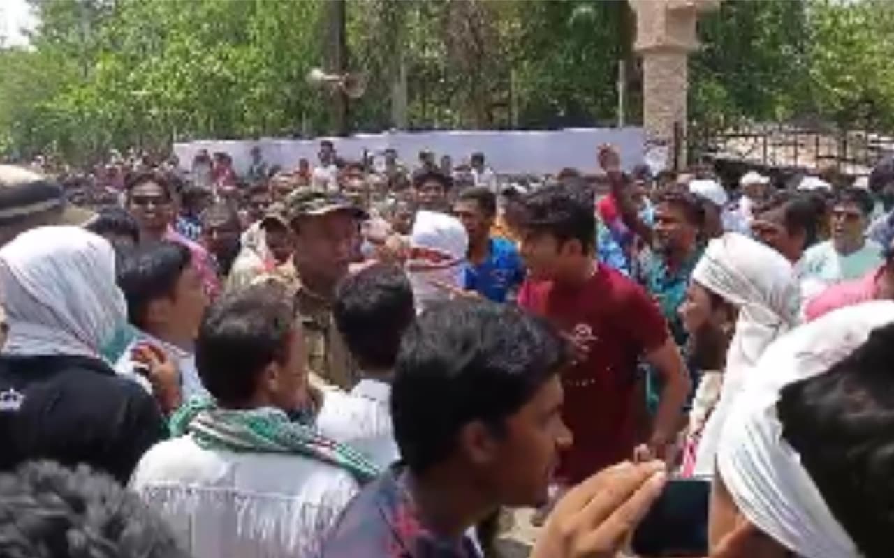 बंगाल में चुनावी हिंसा जारी, टीएमसी के हमले से भाजपा कार्यकर्ता का फटा सिर, कई घायल बंगाल में चुनावी हिंसा जारी, टीएमसी के हमले से भाजपा कार्यकर्ता का फटा सिर, कई घायल