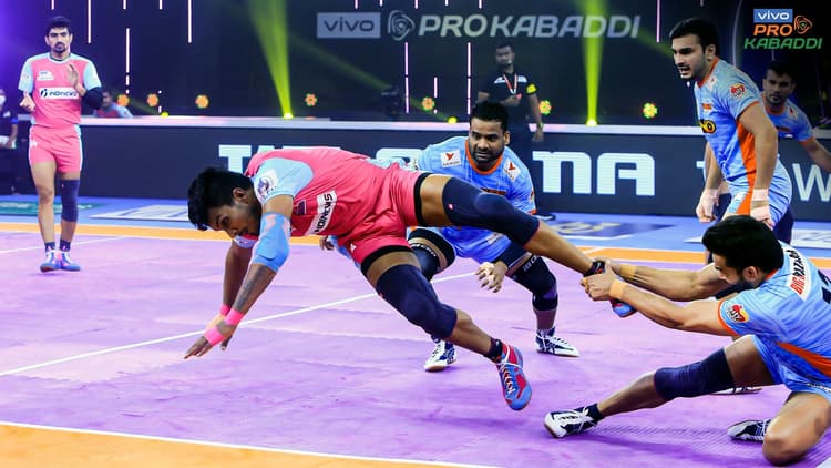 Pro Kabaddi League: बंगाल वॉरियर्स ने जयपुर पिंक पैंथर्स को 41-22 से रौंदा, मनिंदर सिंह का सुपर 10 रेड