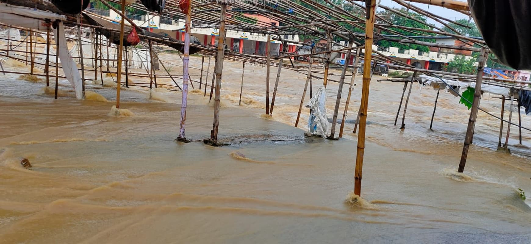 Flood in Jharkhand: रजरप्पा में भैरवी नदी में उफान, बाढ़ में बह गयी मंदिर के पास की दर्जनों दुकानें