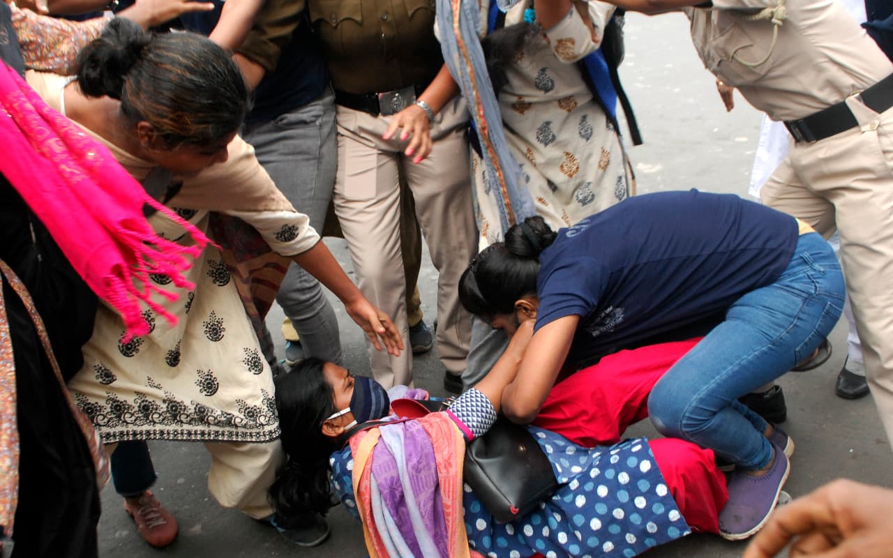 भारत बंद के समर्थन में सड़कों पर उतरे कांग्रेस-वाममोर्चा के समर्थक, दो जगह लाठीचार्ज