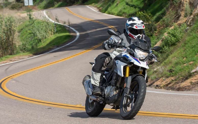 बाइक्स और गैजेट्स के हैं शौकीन तो यहां करें नौकरी, ज्वाइनिंग पर मिल रही है BMW, KTM और Royal Enfield