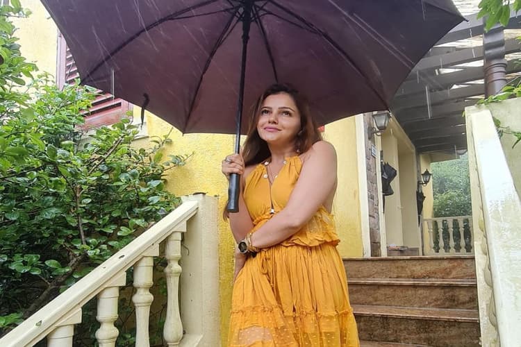 Bigg Boss फेम Rubina Dilaik बारिश में मस्ती करती आईं नजर, एक्ट्रेस की यलो को-ऑर्ड सेट की कीमत करेगी आपको हैरान