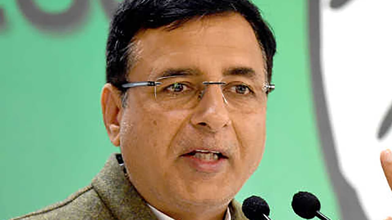 बिहार विधानसभा चुनाव 2020 : सुरजेवाला ने उठाया योजनाओं में भ्रष्टाचार का मुद्दा, ऐसे लगायी कूड़े के ढेर में 'सियासी आग'