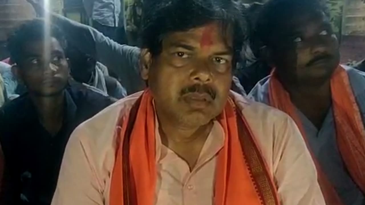 Bihar Election 2020: गोपालगंज के भाजपा विधायक पर जानलेवा हमला, निर्दलीय उम्मीदवार के समर्थकों ने वाहन को किया क्षतिग्रस्त Bihar Election 2020: गोपालगंज के भाजपा विधायक पर जानलेवा हमला, निर्दलीय उम्मीदवार के समर्थकों ने वाहन को किया क्षतिग्रस्त
