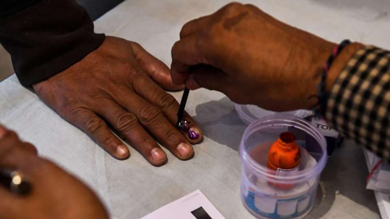 Bihar Election Second Phase: हॉट सीट नालंदा में त्रिकोणीय मुकाबला, CM नीतीश के गढ़ में NDA प्रत्याशी की प्रतिष्ठा दांव पर