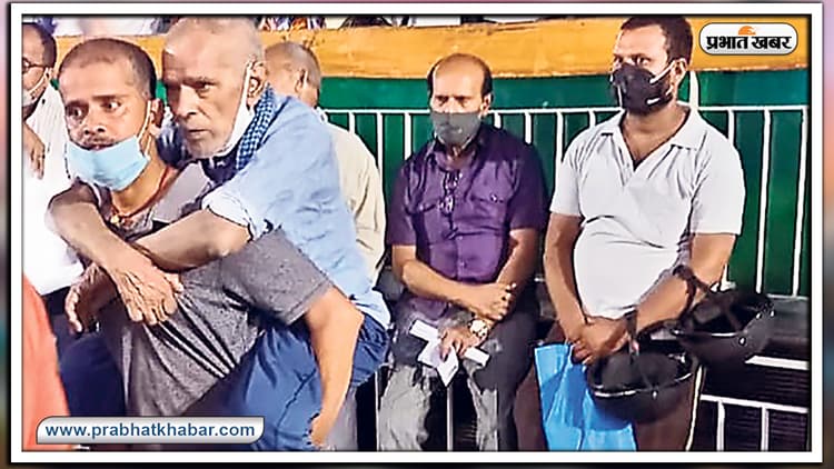 Bihar Election 2020 : जब बेटे के कंधे पर चढ़ कर चुनाव ड्यूटी से नाम कटवाने पहुंचा मतदान कर्मी, जानें फिर क्या हुआ..