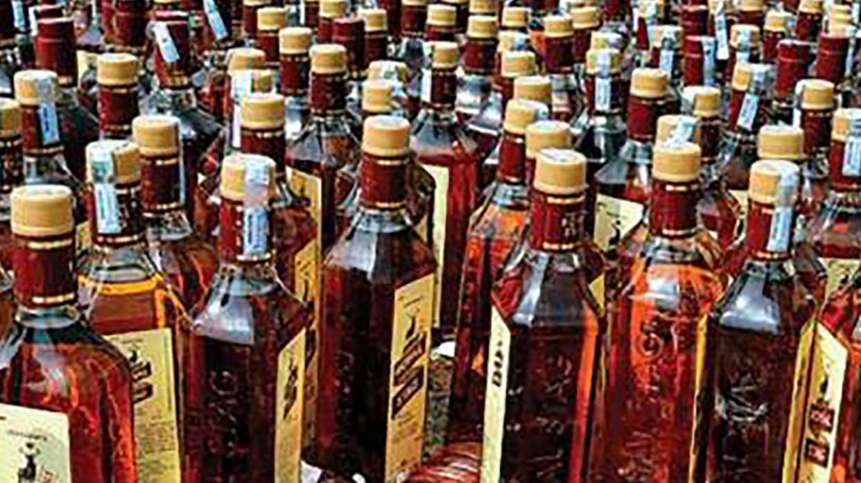 भागलपुर में ट्रांसपोर्ट की आड़ में शराब की तस्करी, 65 पेटियों में बंद 1104 बोतल शराब बरामद, चार गिरफ्तार