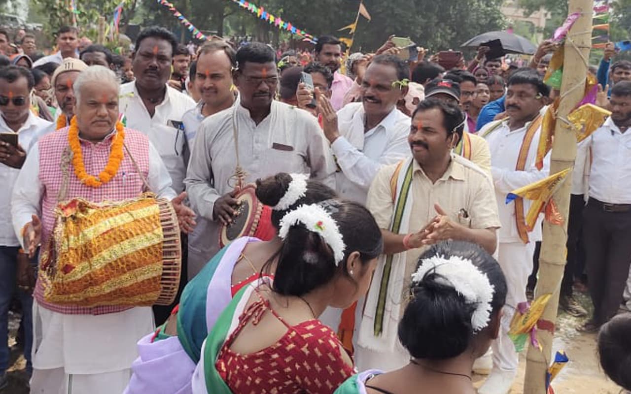 Karma Puja: मांदर की थाप पर झूमे बिहार के मंत्री श्रवण कुमार, कहा- घटवार/घटवाल को मिले आदिवासी का दर्जा