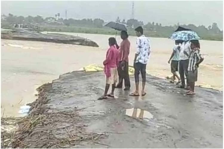 Photos : कांकसा व जयदेव के बीच स्थित अजय नदी पर मौजूद अस्थाई सेतु टूटा, लोगों का आवागमन हुआ बाधित