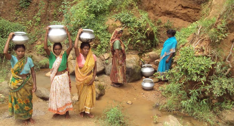 गुमला के बिशुनपुर में लाल पानी पीकर बीमार हो रहे हैं ग्रामीण, मलेरिया, डेंगू व डायरिया का भी है प्रकोप