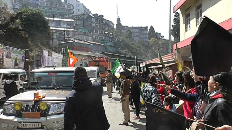 बंगाल चुनाव 2021: दार्जीलिंग में फिर काले झंडे से हुआ दिलीप घोष का स्वागत, भाजपा अध्यक्ष ने कही ये बात