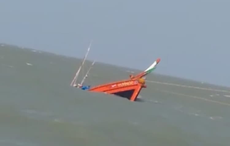 हिल्सा की तलाश में निकला मछुआरों का ट्रॉलर समुद्र में समाया, 10 लोग लापता