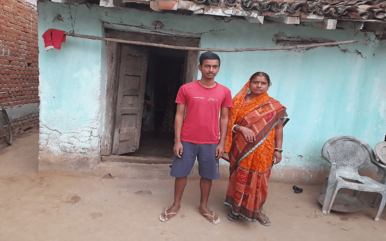 सीएम हेमंत सोरेन ने बोकारो के अंकित को मदद पहुंचाने का दिया आदेश, कहा- पढ़ाई में गरीबी ना बने बाधा सीएम हेमंत सोरेन ने बोकारो के अंकित को मदद पहुंचाने का दिया आदेश, कहा- पढ़ाई में गरीबी ना बने बाधा