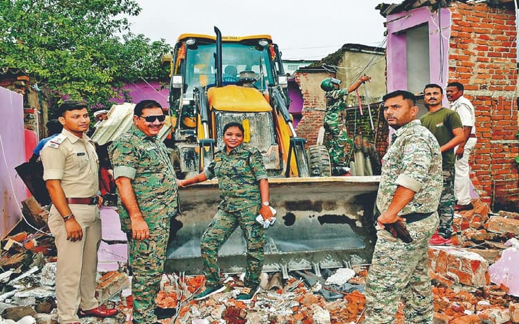 बोकारो में छह साल से फरार अपराधी का घर बुलडोजर से ढाहा