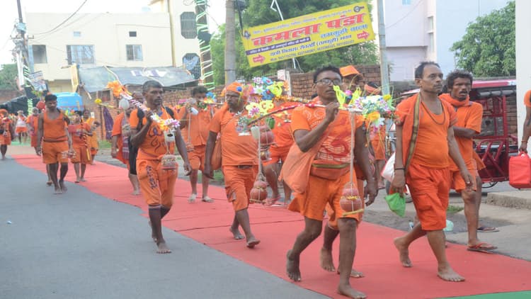कड़ी धूप में भी कांवरियों के बढ़ते रहे कदम, मंगलवार को एक लाख से अधिक श्रद्धालुओं ने बाबा का किया जलार्पण