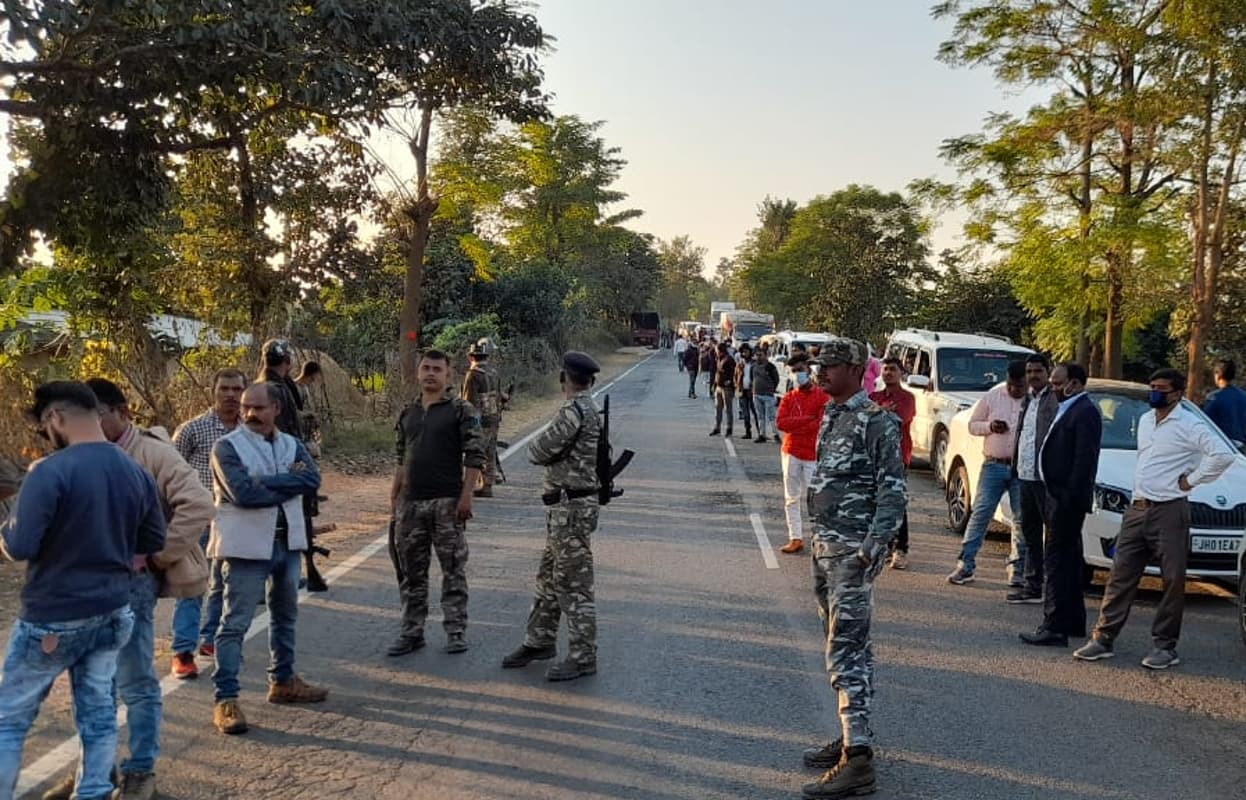 झारखंड में नक्सलियों की बड़ी साजिश नाकाम, सीआरपीएफ ने मनिका जंगल से बरामद किये 9 शक्तिशाली बम झारखंड में नक्सलियों की बड़ी साजिश नाकाम, सीआरपीएफ ने मनिका जंगल से बरामद किये 9 शक्तिशाली बम