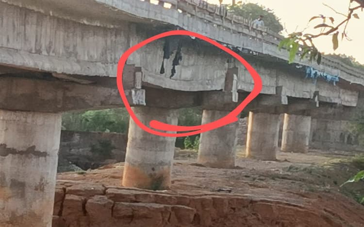 झारखंड : 7 करोड़ की लागत से गुमला की शंख नदी पर बन रहे पुल का स्पेन झुका, कंपनी के कार्य पर उठने लगे सवाल