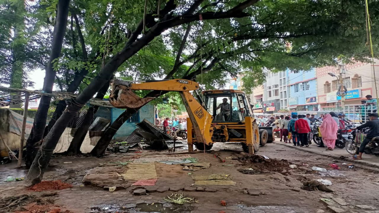 झारखंड के गुमला शहर में अतिक्रमण पर चला बुलडोजर, पुलिस ने विरोध करने वालों पर किया लाठीचार्ज