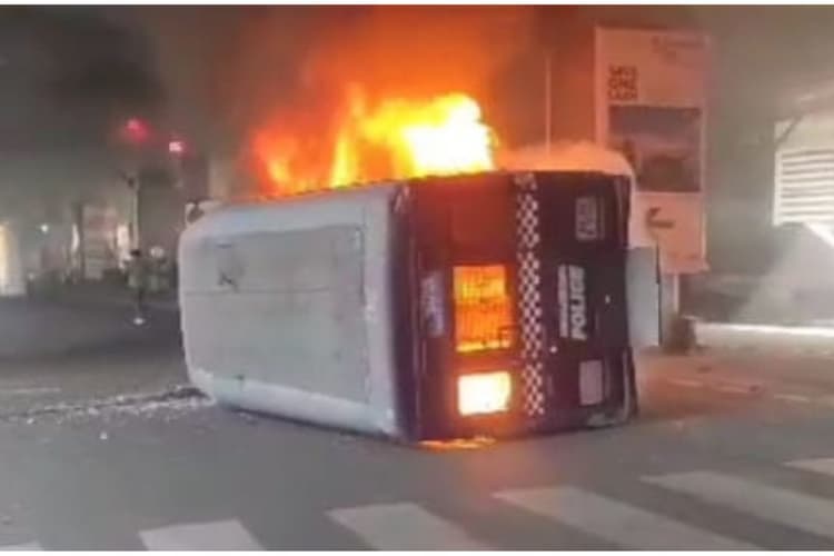 बंगाल : लाॅरी से टकराकर छात्र की मौत, रणक्षेत्र में तब्दील हुआ बेहला, पुलिस की गाड़ी लोगों ने फूंकी