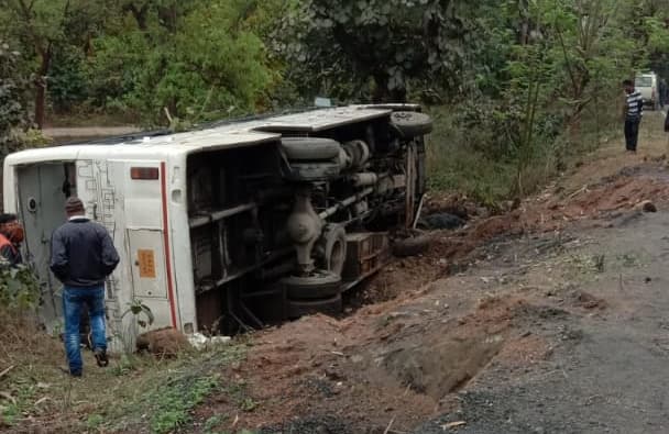 ओलचिकी के 100 से ज्यादा छात्रों को बोकारो से ओड़िशा ले जा रही बस रामगढ़ में पलटी, कई घायल