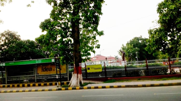 पटना में करोड़ों खर्च कर बने स्टॉप केवल नाम के, इशारा देते साथ कहीं भी रुक जाती है बस