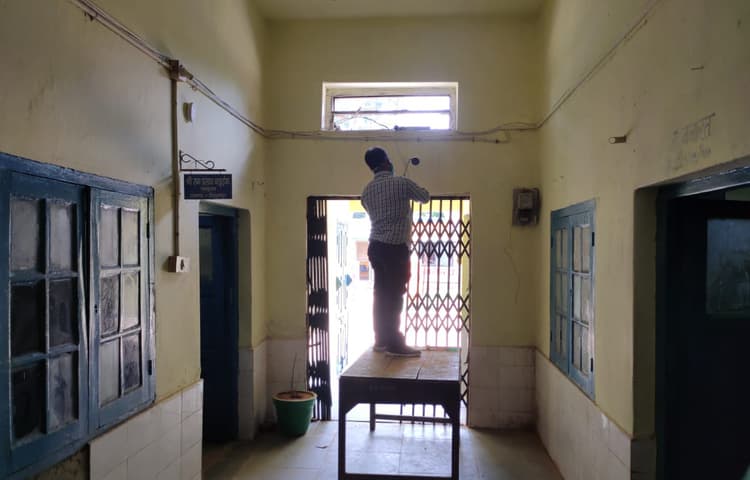 बिशुनपुर प्रखंड कार्यालय परिसर में लगा सीसीटीवी, कर्मी और दलालों पर रहेगी नजर