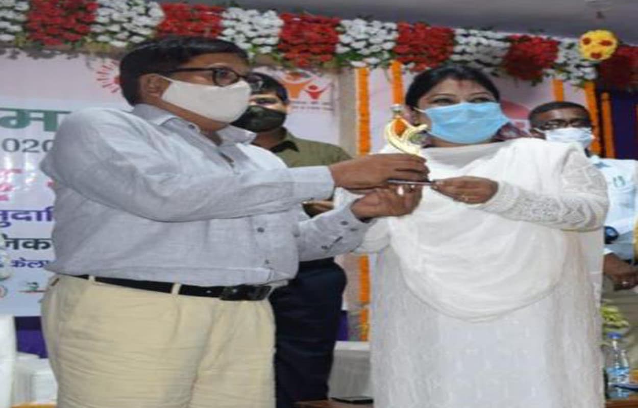 राष्ट्रीय पोषण माह का समापन, उत्कृष्ट कार्य के लिए खरसावां सीडीपीओ समेत 9 सेविका सम्मानित