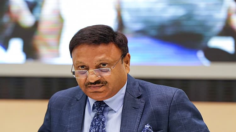 Explainer: कैबिनेट सचिव के बराबर होगा CEC और चुनाव आयुक्तों का वेतन, केजरीवाल ने क्यों किया प्रहार?