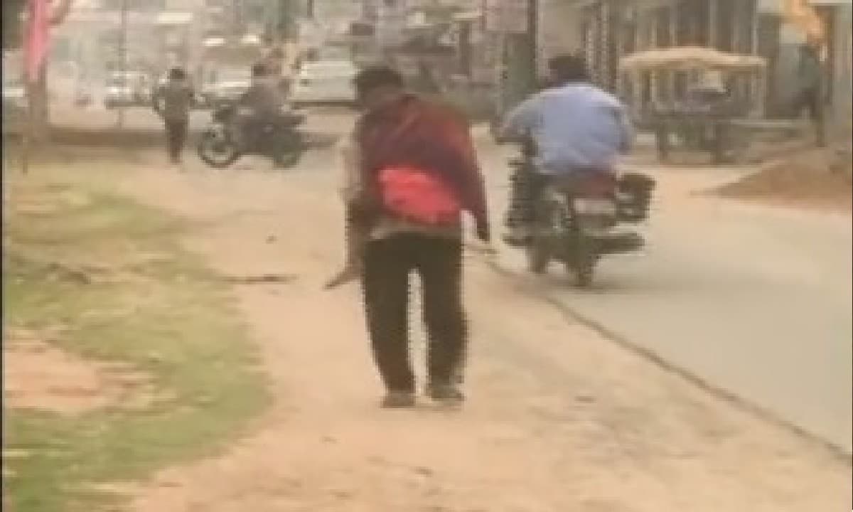 छत्तीसगढ़: बेटी के शव को कंधे पर लादकर पैदल घर पहुूंचा पिता, वीडियो वायरल, टीएस सिंहदेव एक्शन में