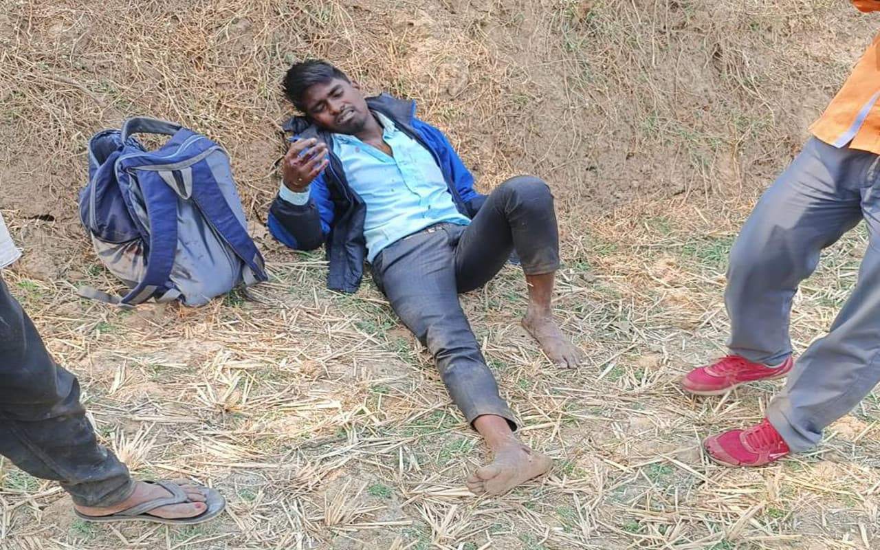 झारखंड : पश्चिमी सिंहभूम के चक्रधरपुर में चलती ट्रेन से 2 यात्रियों को फेंका, एक की मौत, दूसरा घायल झारखंड : पश्चिमी सिंहभूम के चक्रधरपुर में चलती ट्रेन से 2 यात्रियों को फेंका, एक की मौत, दूसरा घायल