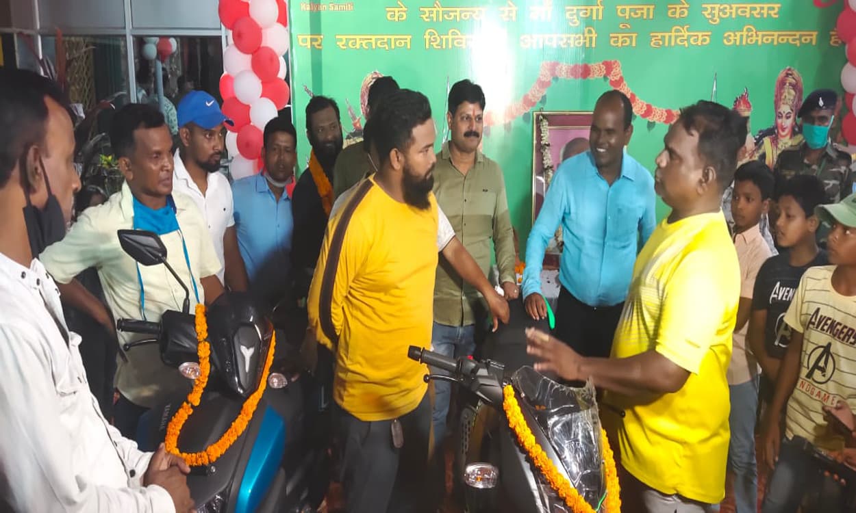 ब्लड डोनेशन के प्रति लोगों को प्रोत्साहित करने के लिए चक्रधरपुर विधायक का अनोखा प्रयास, डोनर्स को दिये बाइक