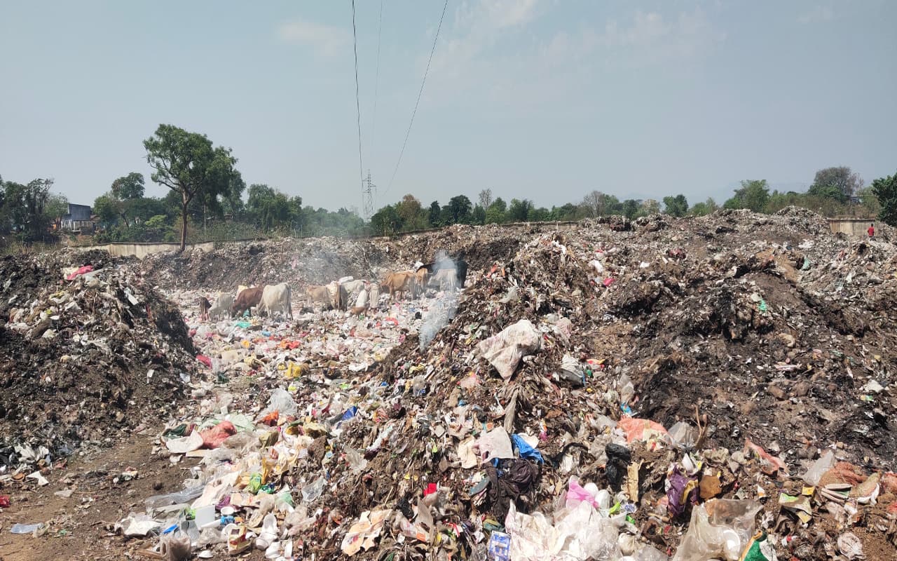 झारखंड : पश्चिमी सिंहभूम के चक्रधरपुर शहर में कचरे की बदबू से चलना हुआ दूभर, बढ़ते प्रदूषण से लोग परेशान