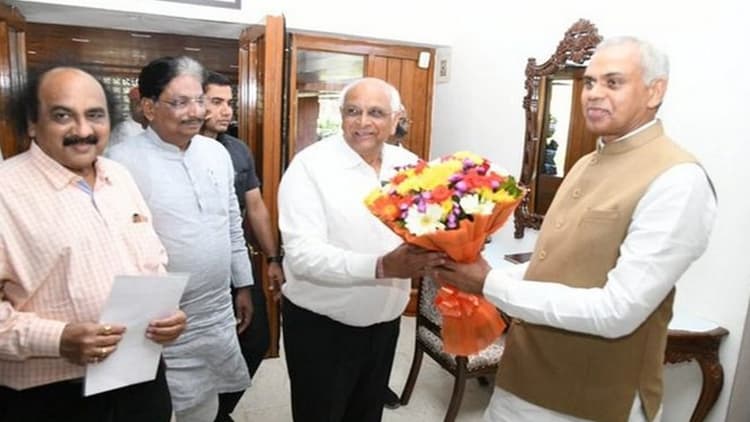 गुजरात में शनिवार को चुने जाएंगे विधायक दल के नेता, सीएम भूपेंद्र पटेल ने राज्यपाल को सौंपा इस्तीफा