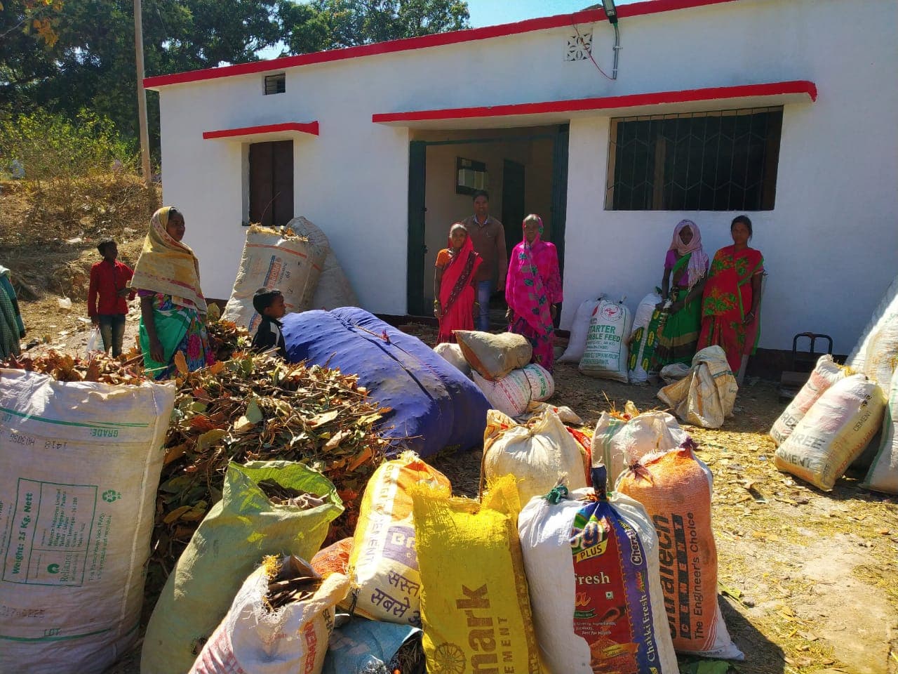 Jharkhand News : लोहरदगा में कोयले व लकड़ी का विकल्प इको फ्रैंडली ब्रिकेट हो रहा तैयार, ग्रामीणों को हो रही आमदनी, नये रोजगार से रुकेगा पलायन