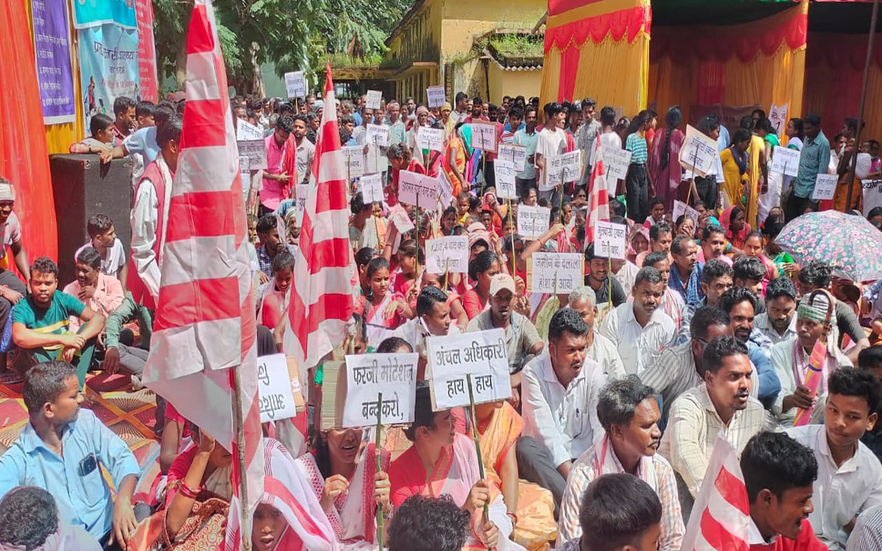 लोहरदगा : कुड़ू में आदिवासी जमीन की हेराफेरी से नाराज ग्रामीणों ने सीओ के खिलाफ खोला मोर्चा, फूंका पुतला