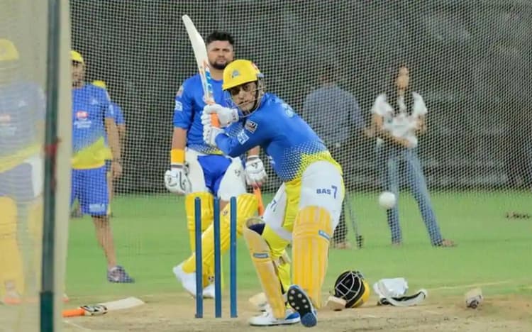 IPL 2020: धौनी के साथ टीम सीएसके ने किया अभ्यास, कोरोना पॉजिटिव चाहर और गायकवाड़ रहे दूर