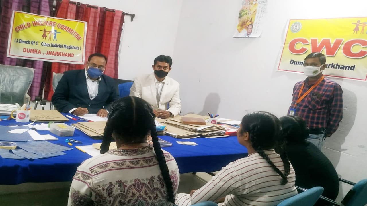 Jharkhand news: राजस्थान की तीन बच्चियां दुमका में मांग रही थी भीख, CWC ने परिजनों काे दी चेतावनी