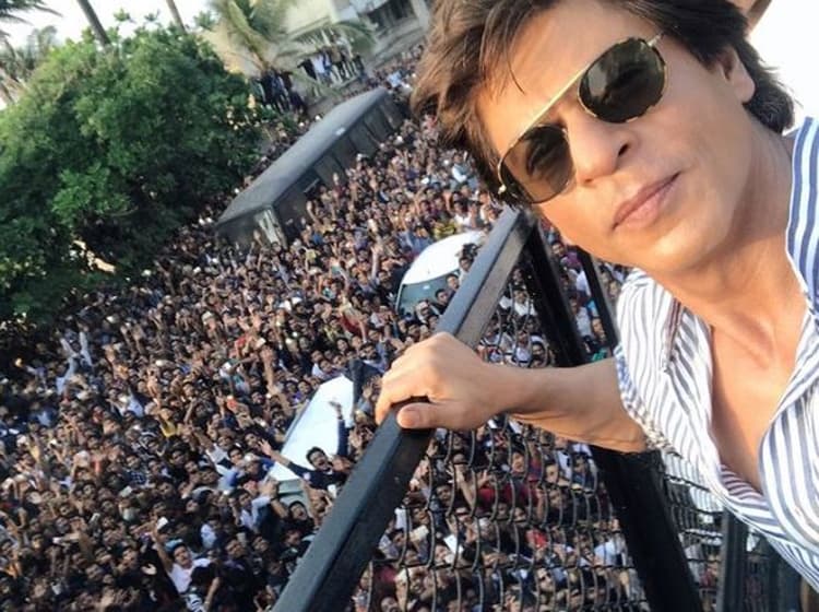 मन्नत के बाहर शाहरुख खान बन इस शख्स ने दिया फैंस को चकमा, लोगों का था ऐसा रिएक्शन, देखें VIDEO