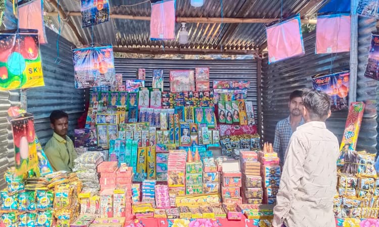 Bareilly News: आबादी के बीच पटाखों की कई दुकान, 20 दुकानदारों को थमा दिया गया नोटिस