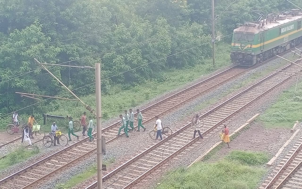 झारखंड : जागो प्रशासन जागो! चाईबासा में जान जोखिम में डालकर रेल लाइन पार कर रहे लोग, नहीं ले रहा कोई सुध