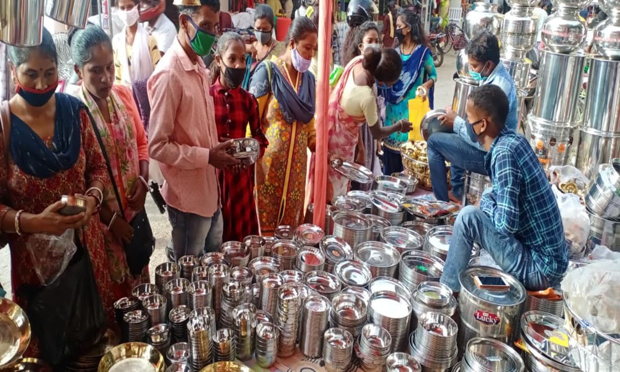 बिहार: धनतेरस को लेकर बाजारों में रौनक, सुबह से ही गाड़ियों की डिलीवरी शुरू, दुकानों में लगी लोगों की कतार