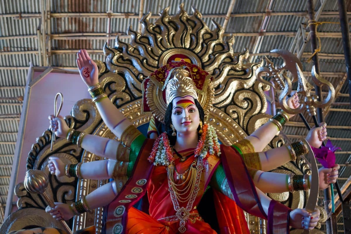 शारदीय नवरात्रि पर घर जरूर लाएं ये 7 शुभ चीजें, घर में आएगी सुख-समृद्धि और धन से भरेगी तिजोरी