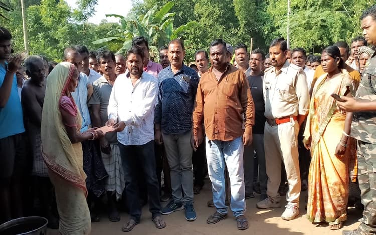 Jharkhand: चाकुलिया में जंगली हाथी ने आंगन में पटक कर ली वृद्ध की जान, मिला मुआवजा